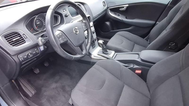 Gebraucht Volvo V40 Kinetic 152 PS (111 kW) 2017 Blau Limousine