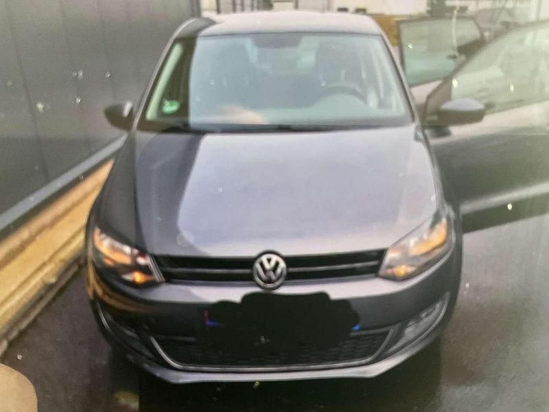 Grau Gebraucht 2013 VW Polo Life Limousine | 7.899 € (Guter Preis) - Bild 1/4