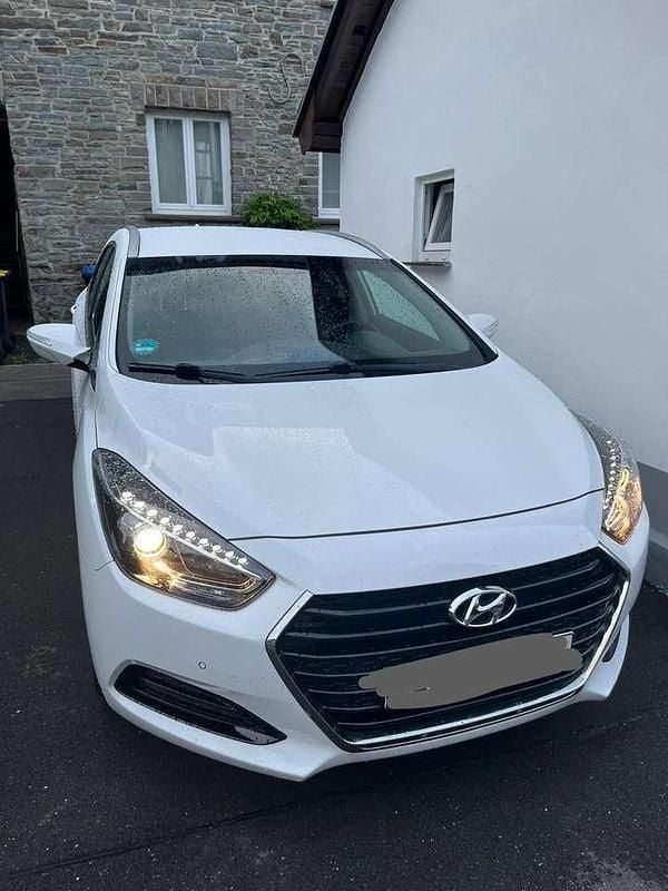 Weiß Gebraucht 2017 Hyundai i40 Trend Kombi | 12.499 € (Superpreis) - Bild 1/4