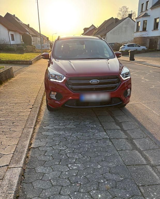 Gebraucht Ford Kuga ST-Line 179 PS (131 kW) 2018 Rot SUV