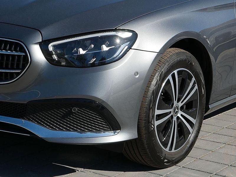 Gebraucht Mercedes E220 Avantgarde 200 PS (147 kW) 2022 Metalliclack selenitgrau Limousine