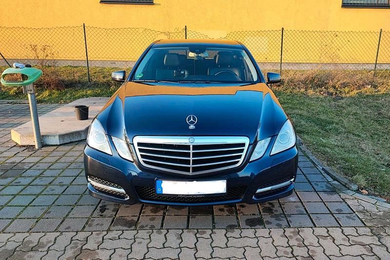 Blau Gebraucht 2012 Mercedes E200 Avantgarde Limousine | 8.000 € (Superpreis) - Bild 1/4