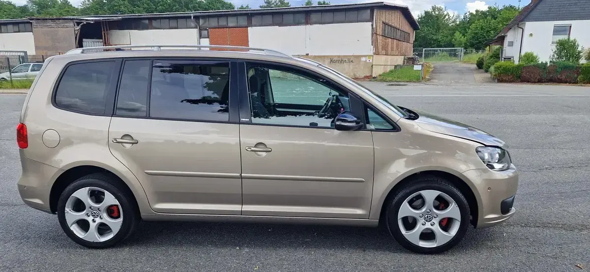 Gebraucht VW Touran Style 105 PS (77 kW) 2012 Gold Van / Kleinbus