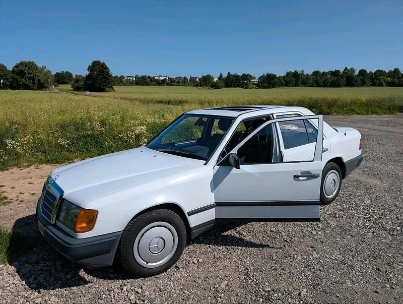 Gebraucht Mercedes E260 160 PS (117 kW) 1987 Weiß Limousine