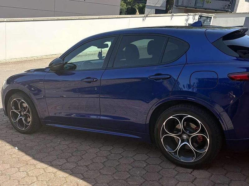 Blau Gebraucht 2021 Alfa Romeo Stelvio Veloce SUV | 39.000 € (Teuer) - Bild 1/4