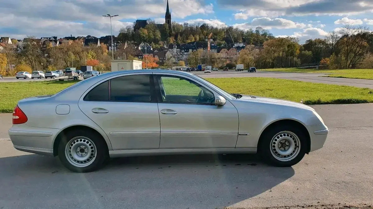 Używany Mercedes E240 177 KM (130 kW) 2003 Srebrny Sedan/Limuzyna