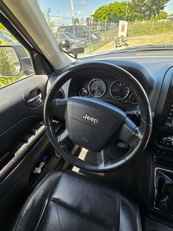 Silber Gebraucht 2011 Jeep Patriot SUV | 2.350 € - Bild 1/4