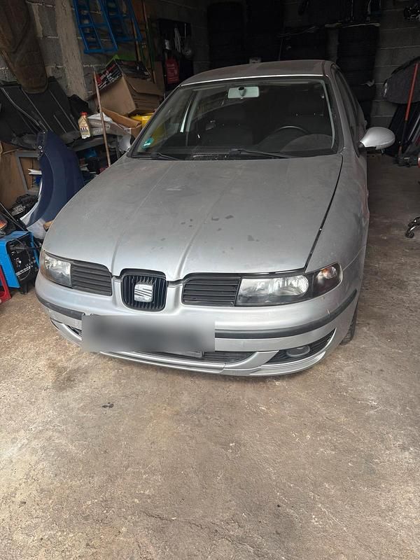 Silber Gebraucht 2003 Seat Leon Limousine | 600 € (Superpreis) - Bild 1/4