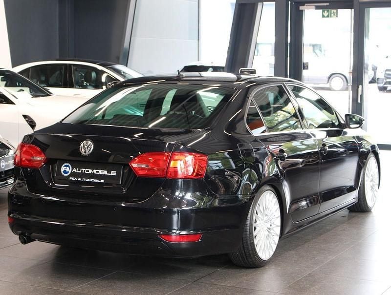 Używany VW Jetta Highline 105 KM (77 kW) 2011 Czarny Sedan/Limuzyna