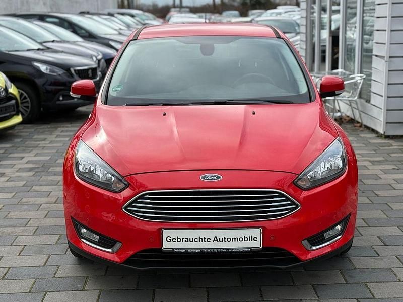 Gebraucht Ford Focus Titanium 125 PS (91 kW) 2018 Rot Limousine