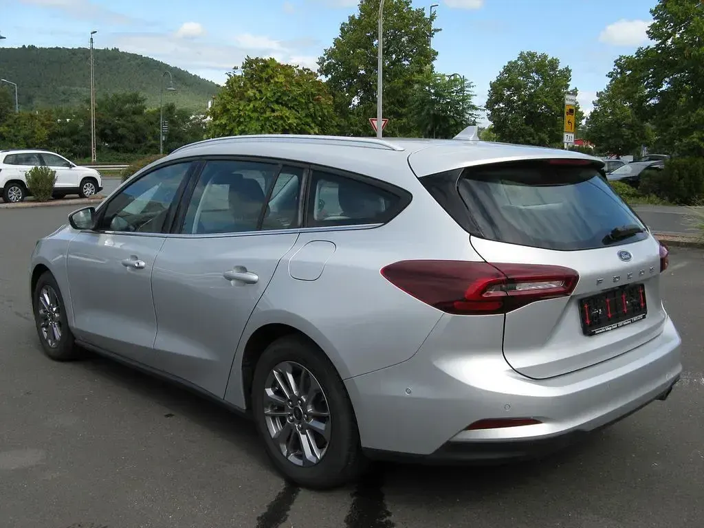 Gebraucht Ford Focus Titanium 120 PS (88 kW) 2022 Polarsilber metallic (metallic) Kombi