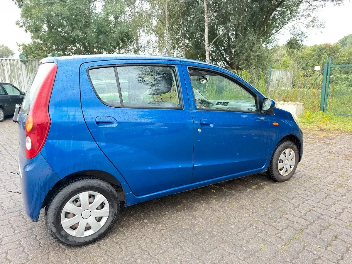 Gebraucht Daihatsu Cuore 69 PS (50 kW) 2009 Blau Kleinwagen