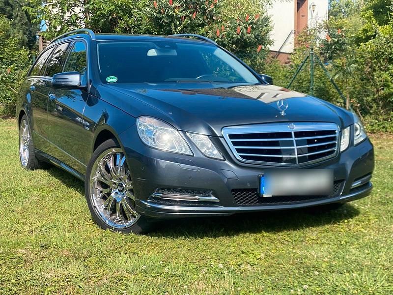 Grau Gebraucht 2010 Mercedes E200 Limousine | 10.500 € (Etwas zu teuer) - Bild 1/4