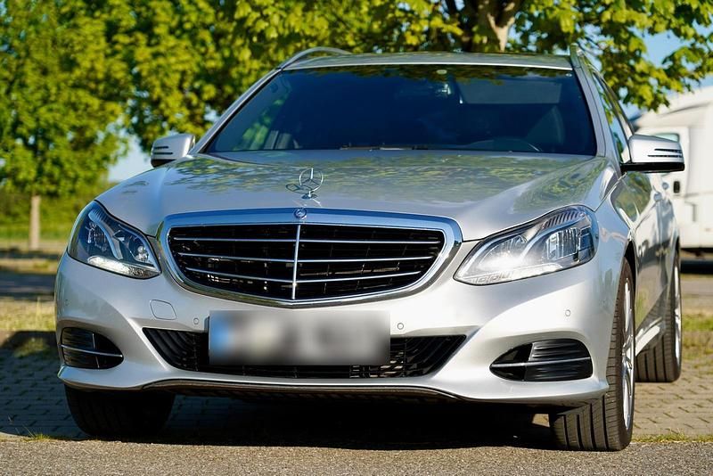 Silber Gebraucht 2015 Mercedes E220 Kombi | 17.399 € (Fairer Preis) - Bild 1/4