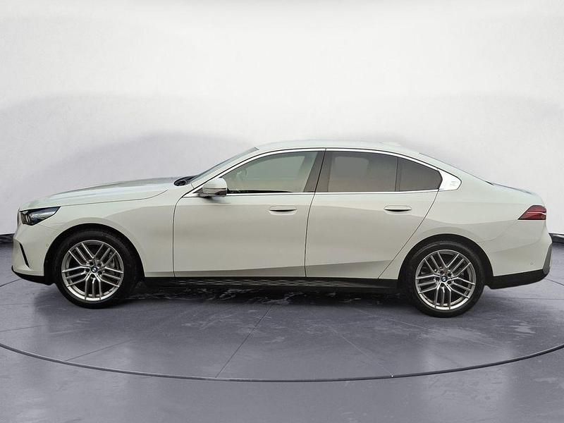 Gebraucht BMW 540 Sport Line 286 PS (210 kW) 2024 Alpinweiss iii Limousine