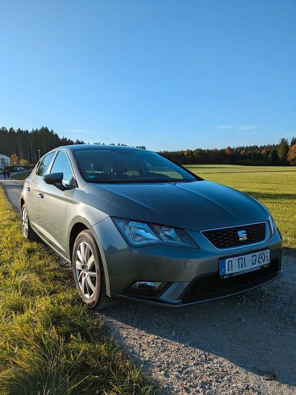 Grau Gebraucht 2013 Seat Leon Limousine | 8.300 € (Teuer) - Bild 1/4