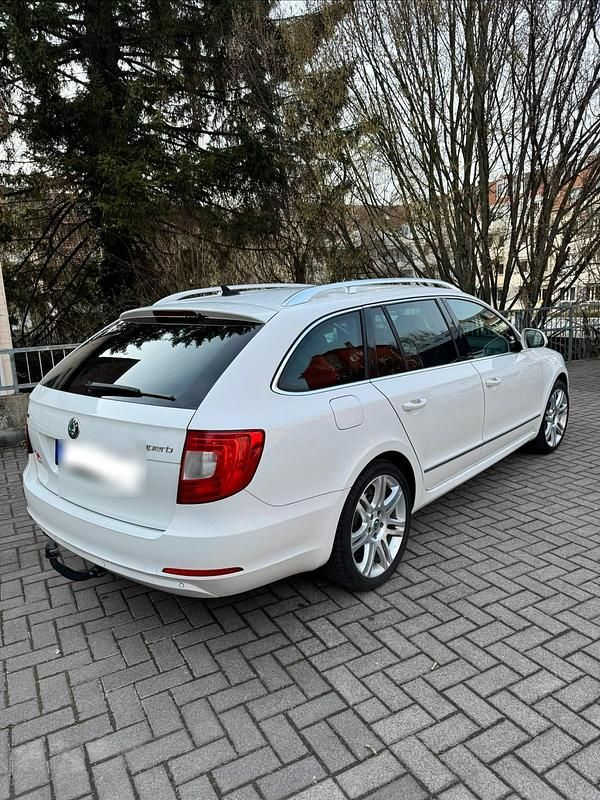 Gebraucht Skoda Superb 170 PS (125 kW) 2010 Weiß Kombi