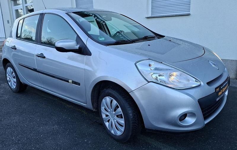 Second-hand Renault Clio III Expression 75 CP (55 kW) 2009 Argintiu Berlinǎ