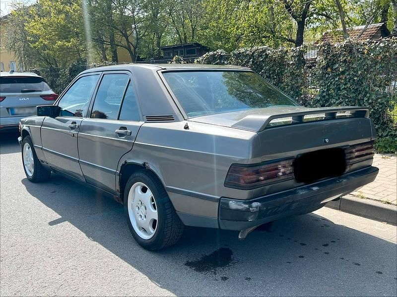 Second-hand Mercedes 190 1982 Gri Berlinǎ