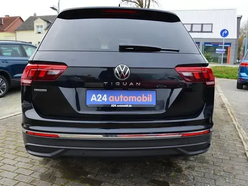 Gebraucht VW Tiguan Allspace Life 150 PS (110 kW) 2022 Deep black perleffekt (metallic) SUV