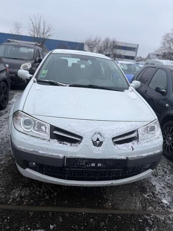 Weiß Gebraucht 2008 Renault Mégane II Dynamique Limousine | 2.000 € (Guter Preis) - Bild 1/4