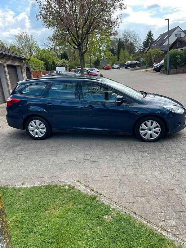 Usado Ford Focus Trend 116 HP (85 kW) 2014 Azul Sedan