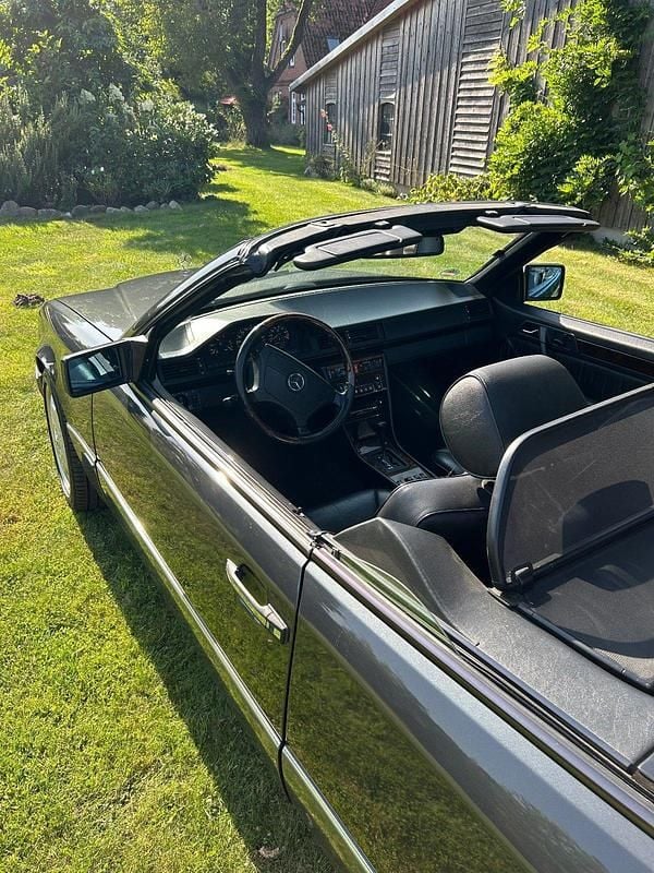 Gebraucht Mercedes E200 Edition 136 PS (100 kW) 1997 Schwarz Cabrio