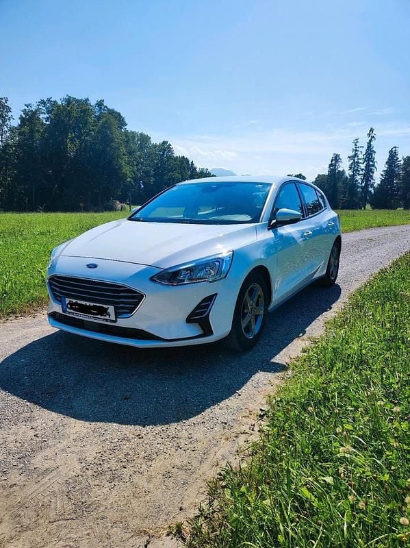 Weiß Gebraucht 2018 Ford Focus Limousine | 8.500 € (Superpreis) - Bild 1/4