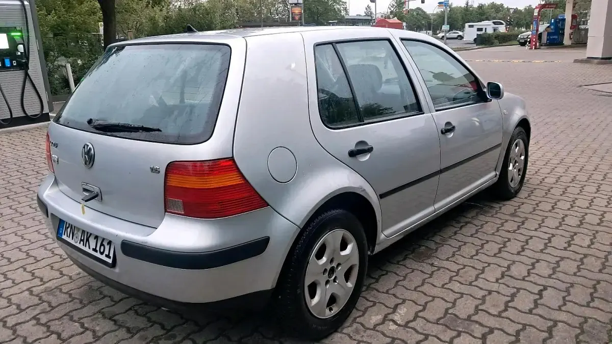 Gebraucht VW Golf IV 100 PS (73 kW) 2003 Silber Kleinwagen
