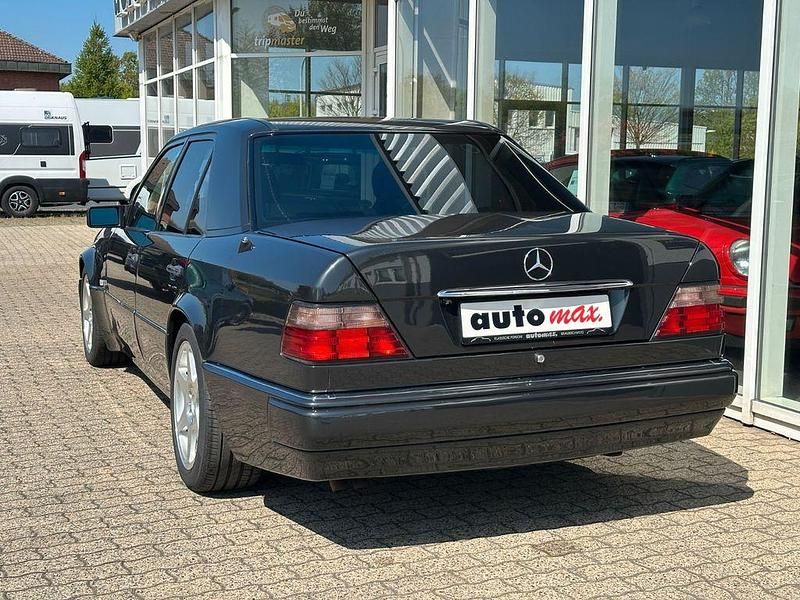 Gebraucht Mercedes E500 326 PS (239 kW) 1993 Schwarz Limousine