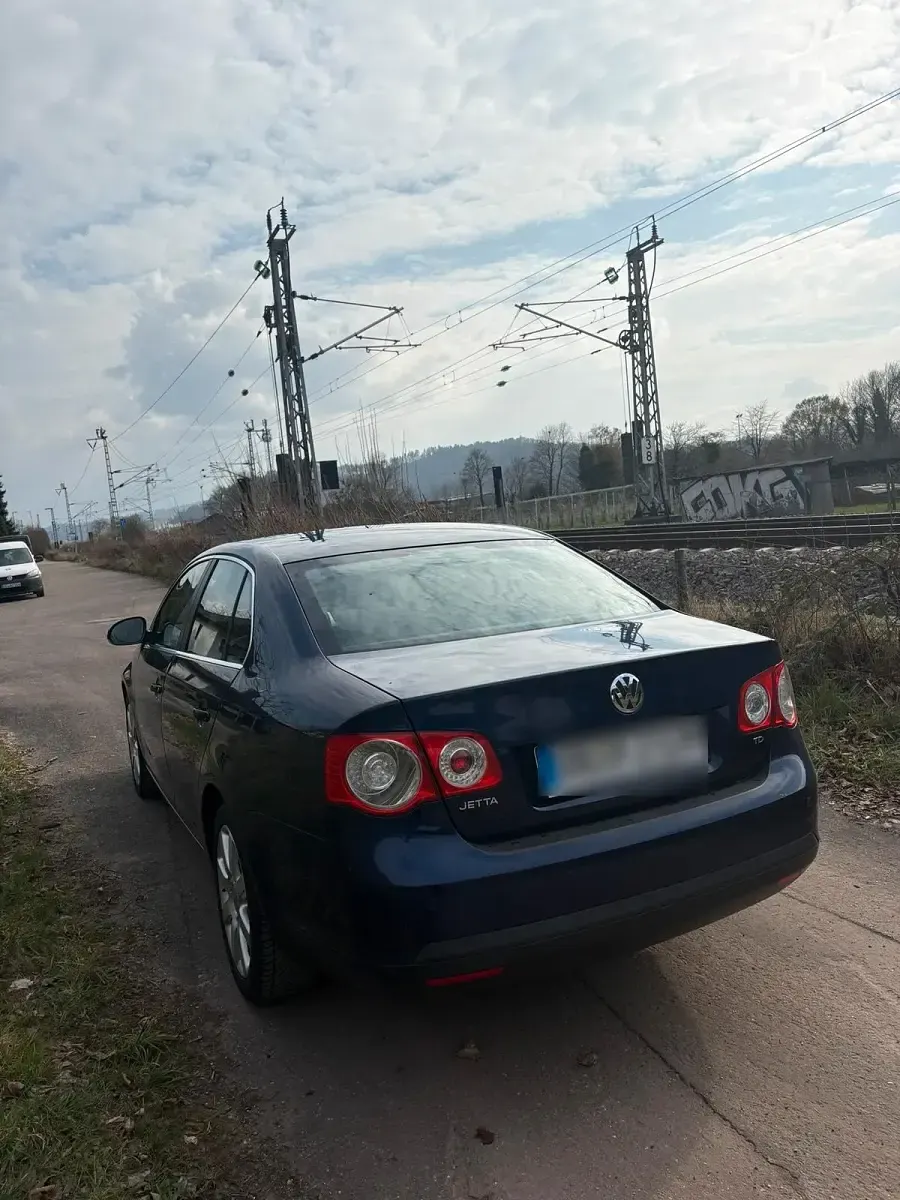 Gebraucht VW Jetta 105 PS (77 kW) 2008 Blau Limousine