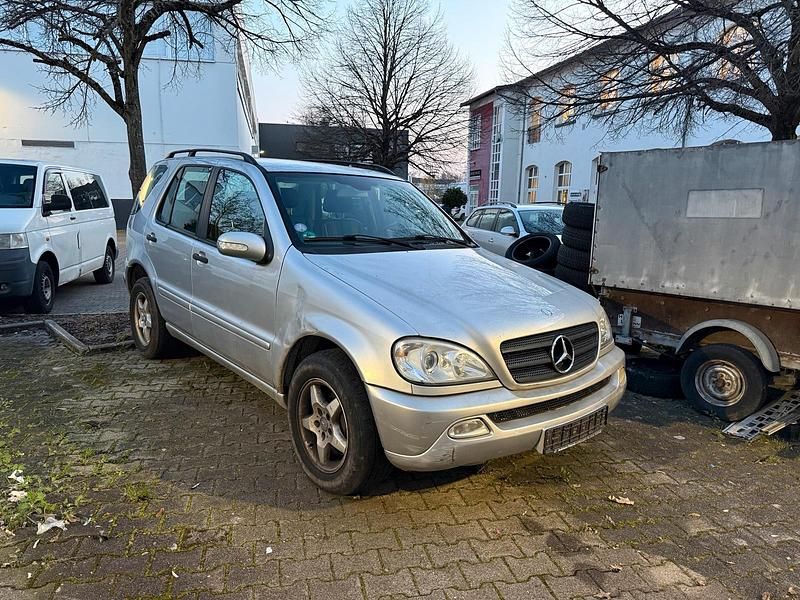 Gebraucht Mercedes ML320 218 PS (160 kW) 2001 Silber SUV