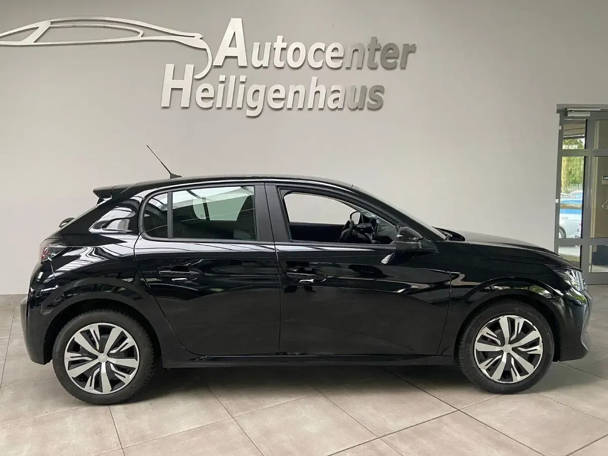 Gebraucht Peugeot 208 101 PS (74 kW) 2020 Noir perla nera Kleinwagen