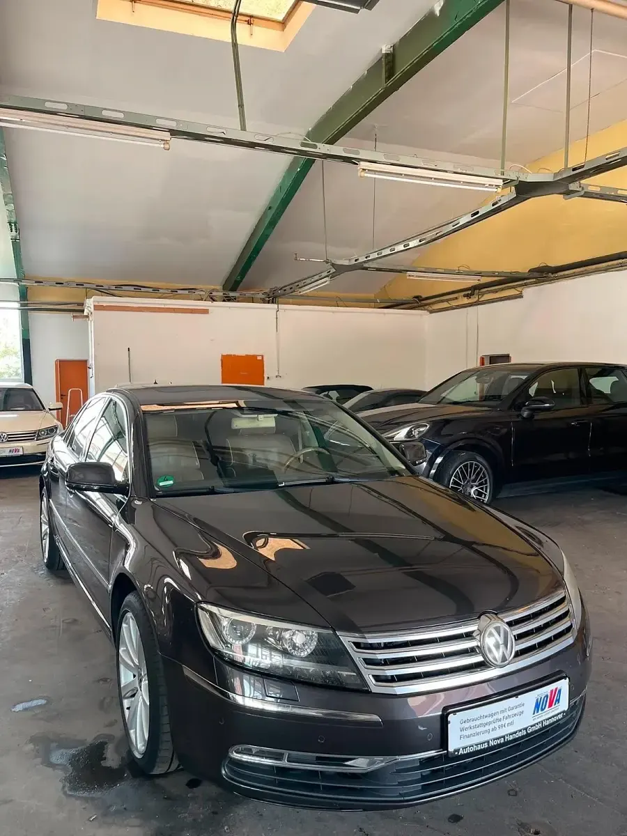 Gebraucht VW Phaeton 240 PS (176 kW) 2013 Braun Limousine