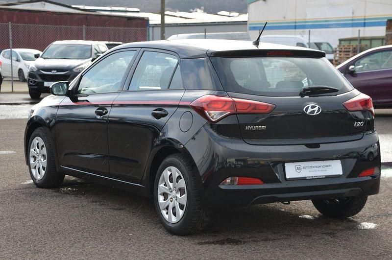 Gebraucht Hyundai i20 Classic 84 PS (61 kW) 2018 Schwarz Limousine