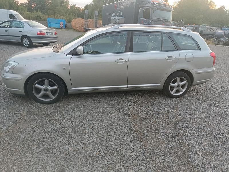 Silber Gebraucht 2005 Toyota Avensis Kombi | 2.100 € (Superpreis) - Bild 1/4