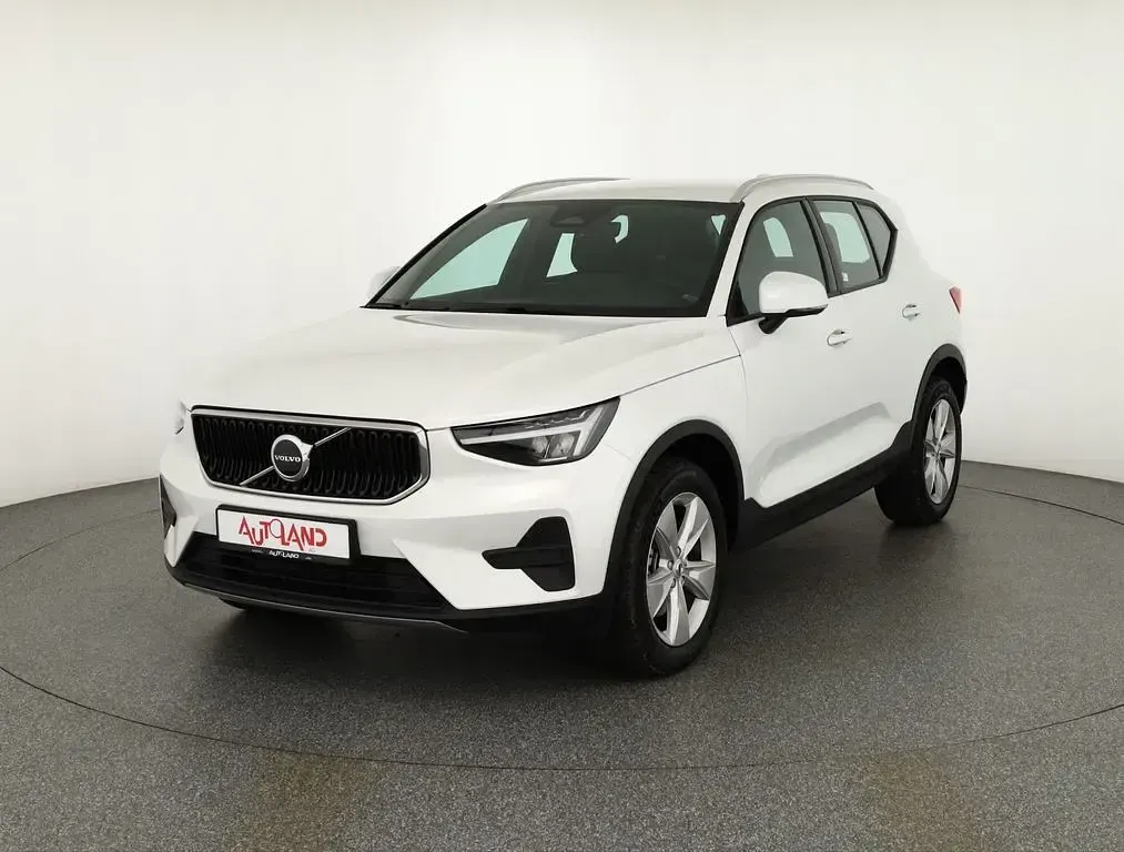Neu Volvo XC40 Core 163 PS (119 kW) 2026 Crystalweissmet. SUV