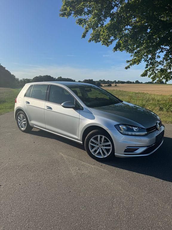 Silber Gebraucht 2018 VW Golf VII Comfortline Limousine | 9.950 € (Superpreis) - Bild 1/4