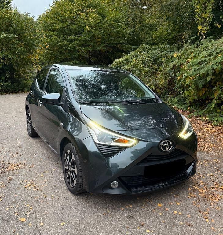 Grau Gebraucht 2018 Toyota Aygo X-play Kleinwagen | 9.250 € (Fairer Preis) - Bild 1/4