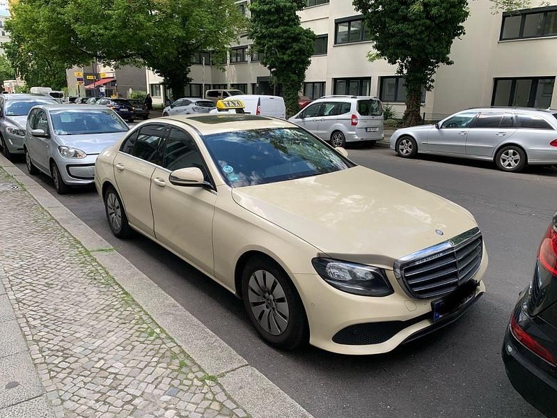 Schwarz Gebraucht 2018 Mercedes E200 Limousine | 11.250 € (Superpreis) - Bild 1/4