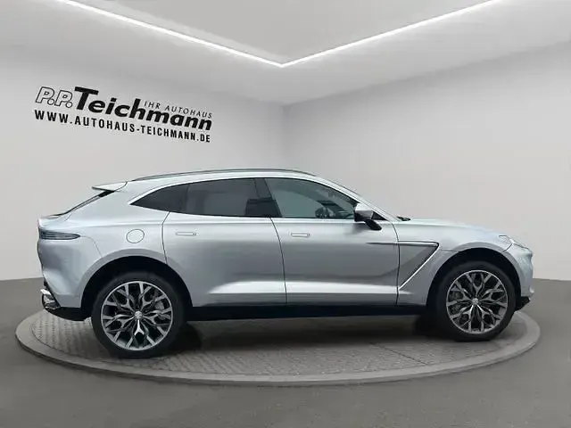 Gebraucht Aston Martin DBX 551 PS (405 kW) 2022 Silber SUV