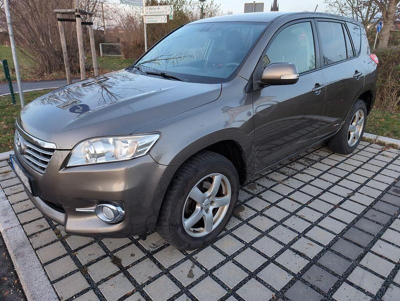 Grün Gebraucht 2012 Toyota RAV4 SUV | 10.300 € (Fairer Preis) - Bild 1/4