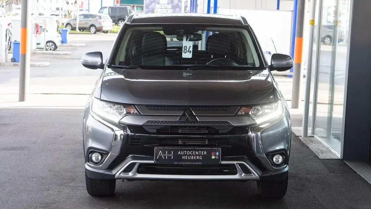 Gebraucht Mitsubishi Outlander 170 PS (125 kW) 2022 Silber SUV