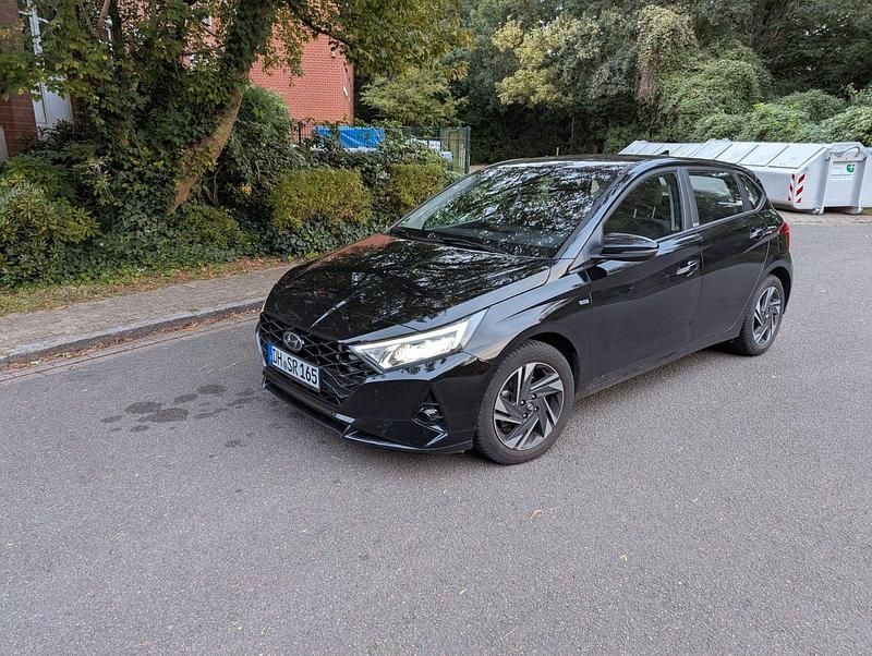 Schwarz Gebraucht 2021 Hyundai i20 Comfort Kleinwagen | 16.900 € (Fairer Preis) - Bild 1/4