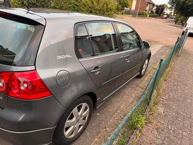 Grau Gebraucht 2006 VW Golf V Limousine | 2.900 € (Fairer Preis) - Bild 1/4