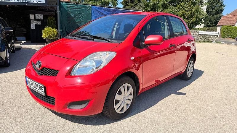 Rot Gebraucht 2010 Toyota Yaris Cool Limousine | 3.199 € (Fairer Preis) - Bild 1/4