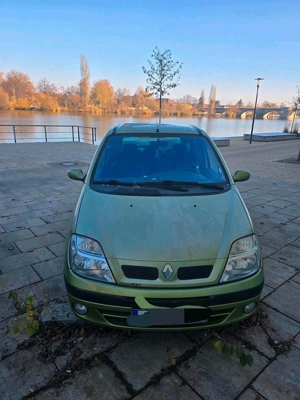 Grün Gebraucht 2002 Renault Mégane GrandTour Kombi | 1.100 € - Bild 1/4