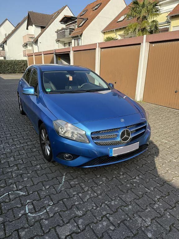 Gebraucht Mercedes A180 122 PS (89 kW) 2013 Blau Limousine