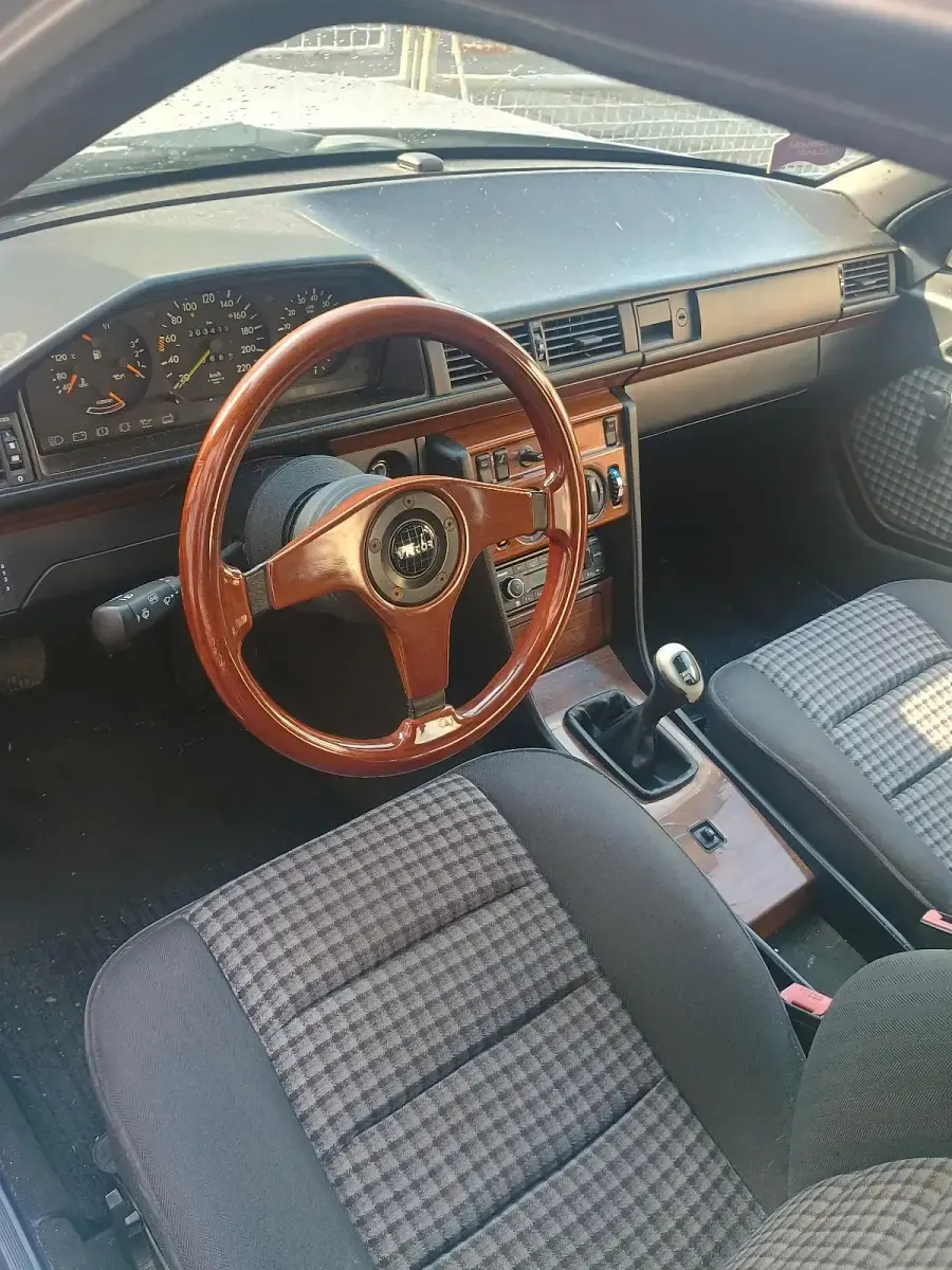 Gebraucht Mercedes E230 134 PS (98 kW) 2026 Silber Limousine