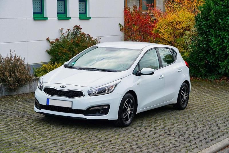 Weiß Gebraucht 2018 Kia Ceed Kleinwagen | 8.990 € (Guter Preis) - Bild 1/4